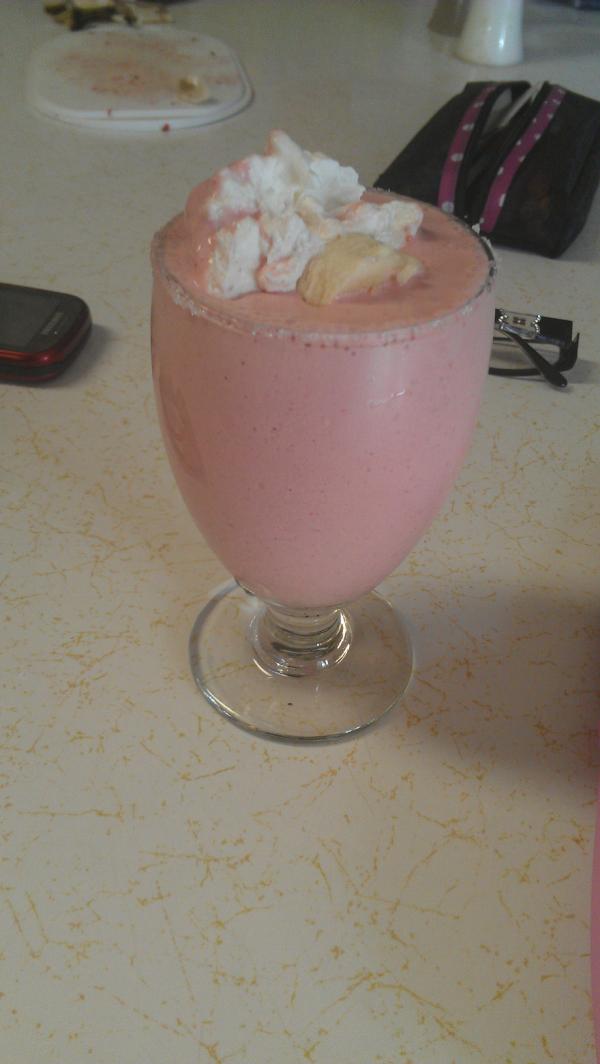 marlybug1's tweet image. Oh Yeh:)
Strawberries,whip cream,milk,sugar, an banana:) 
Very good combos!