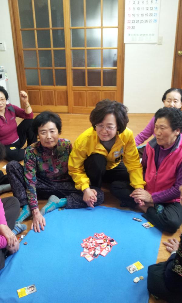hj_p1's tweet photo. 마륵동회관에 왔습니다 어머님들께서 화투치고계시네요  열심히 즐기세요 화투놀이가 치매예방에 좋다고하���? 지금처럼 건강하시고 기호2번 박혜자 꼭  지지 부탁드립니다 http://t.co/hgbbPEEm