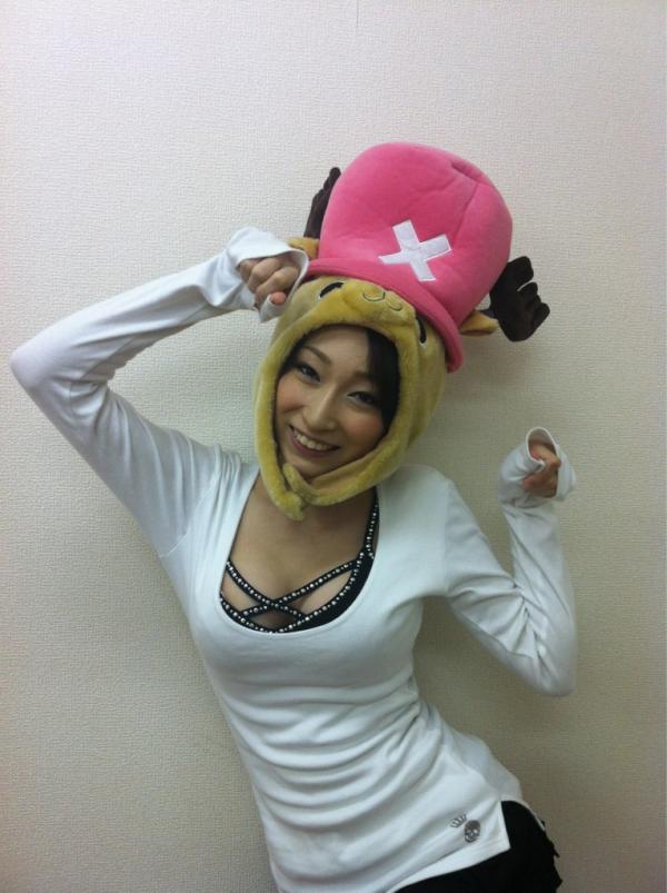 安達 亜美 撮影中にチョッパーの着ぐるみハケーン でもポーズが完全に にゃんこwww Http T Co 5bednuoz
