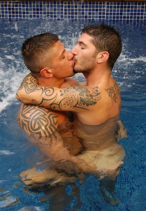 Rawhung8's tweet photo. It bones me to see 2 sexy boys snogging. http://t.co/RpZPc9XB
