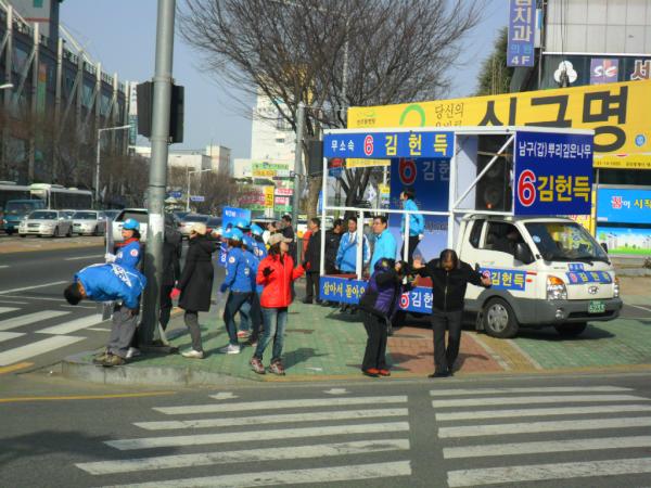 kimhdcom's tweet photo. 아침에 07시에 옥동초,아이파크 앞에서
#출근인사 #유세를 가졌습니다. #자원봉사 몇분이서 흥겨운 장을 만드시니 주민들도 즐거워 하셨습니다. 이번 #선거를 즐기겠습니다. http://t.co/rueDUINP