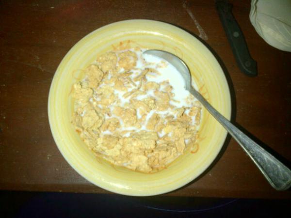 ClubBadass's tweet photo. @eneni breakfast : special K cereal w/ skimmed milk http://t.co/WIA8N6WP