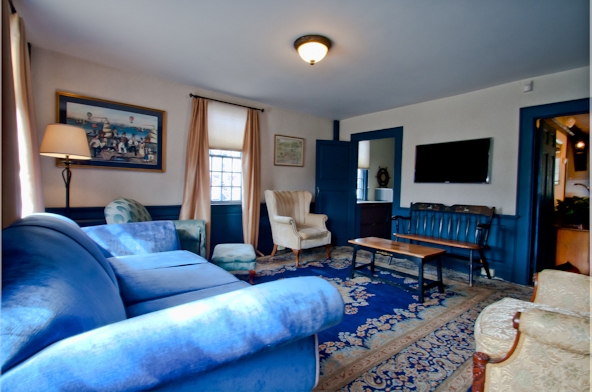 jjfarrar's tweet photo. Just one of the relaxing parlors in The Captain's Quarters http://t.co/KlKm0Zzx