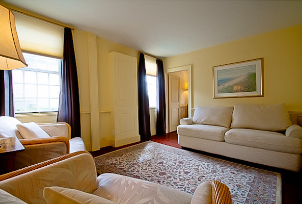 jjfarrar's tweet photo. Just one of the relaxing parlors in The Captain's Quarters http://t.co/4dKIARcr