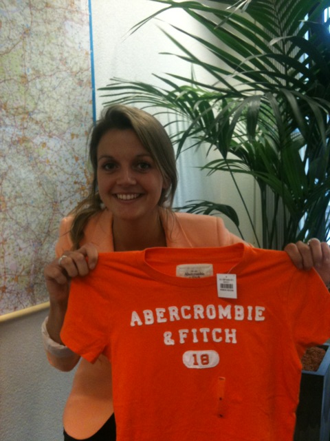 KvanRoomen's tweet photo. Klaar voor het #EK dankzij mijn lieve collega's @SaraElidrissi en @mishaverbeek http://t.co/QT9H9ZPy