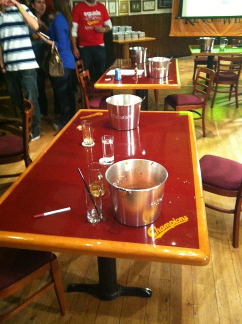 Clean up on table 5 pls! Post-wing disaster 1 <a href="/eguideMe/">E-Guide Me</a> #kingofwings