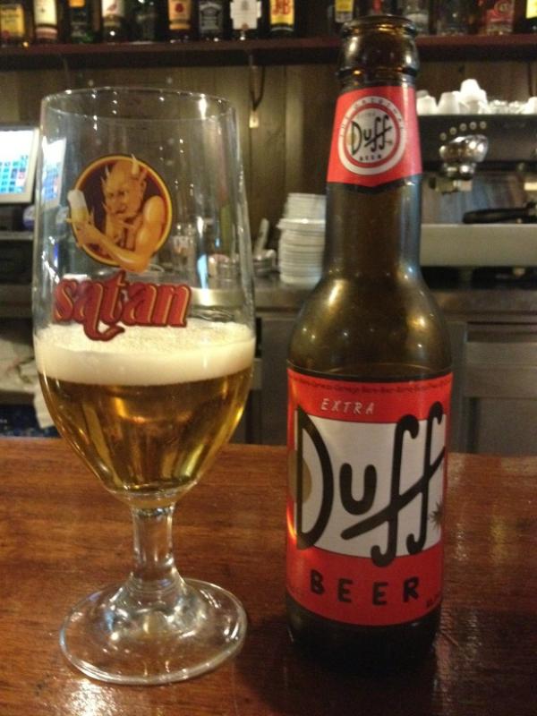 gowithelmo's tweet photo. Duff! It exists and it's good. I'll now retire to a life of white polos and blue pants in Bareclona aka Springfield, SP http://t.co/Pd4hy5lI