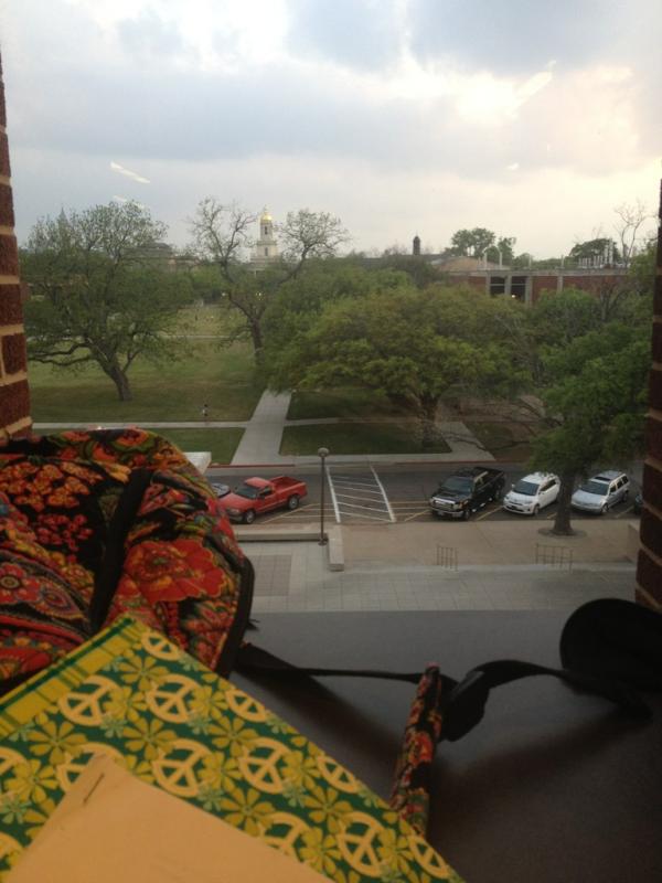 AudreyMae17's tweet image. Perfect view of Fountain Mall &amp; the library steps from my study spot. If you walk by, I WILL be creepin'. #forewarning