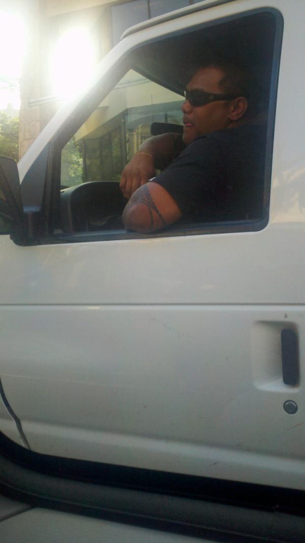 B_Train20's tweet image. Staring contest while stuck in trafffic in honolulu. #ilost #gotscared