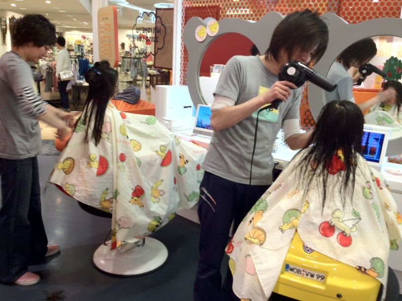 笑ママ Twitterissa 吉祥寺のズッソキッズでヘアカットなう 長女は腰までの超ロングヘアーを肩下まで15cm以上バッサリ 次女も生まれてからずっと伸ばし続けてたバージンヘアーを初めてカット Http T Co Vpjbvcck 笑ママ Twitterissa 吉祥寺のズッソキッズでヘアカットなう 長女は腰までの超ロングヘアーを肩下まで15cm以上バッサリ 次女も生まれてからずっと伸ばし続けてたバージンヘアーを初めてカット Http T Co Vpjbvcck