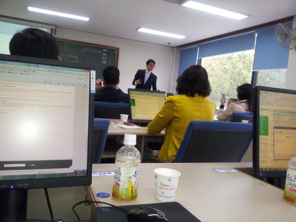 jin9008's tweet photo. 참 스마트한 교육
소셜미디어 교육 중
아쉽게도 내일이면 리턴합니다 http://t.co/M9vA0ufm
