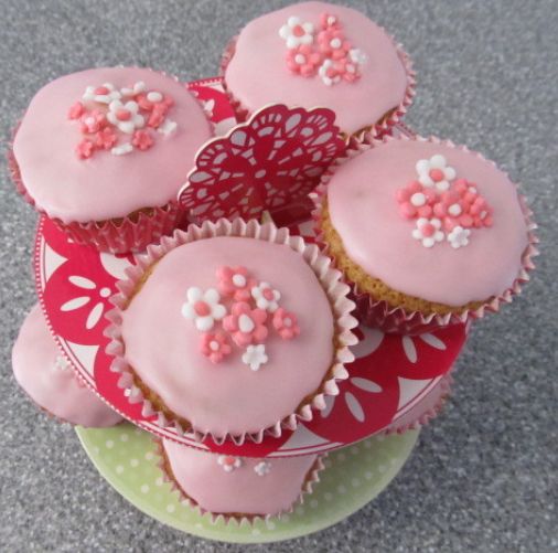 SuessesOnline's tweet photo. Blütencupcakes von Evi Carroll: "Habe ich heute die Kokos-#Cupcakes aus der neuen Sweet Drea... http://t.co/obizEf8O http://t.co/wGjCVEo0