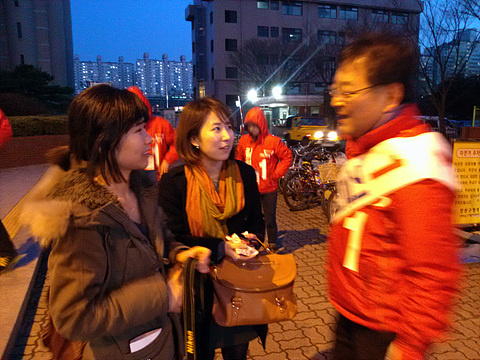 oraclepeter's tweet photo. (길정우캠프) 양천구청역에 퇴근인사를 나갔습니다. 젋은분들은 요즘 정치에 냉소적인데, 편하게 인사를 나눌수 있어서 즐거웠습니다. http://t.co/cNAoMia0