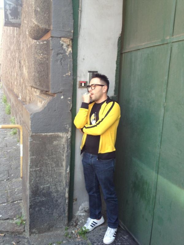 MassimoUpstroke's tweet photo. @lucasepe76  luca al citofono del carcere di poggioreale...ma come?  ... dico io,ce l'avete lì fuori e non lo prendete? http://t.co/DobJ6ac0