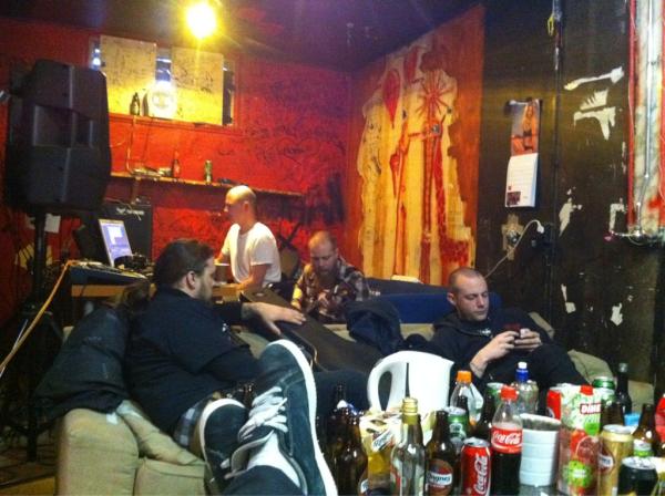 HellDealer's tweet photo. Legger ned gitar på den nye fete @HellDealer og @Blodspor splitten. 
#oslometall http://t.co/KlWOMIMX