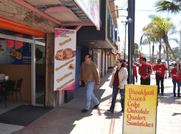 MayraRoblesA's tweet photo. Recorriendo los comercios del bulevar Benito Juárez. http://t.co/92Bb4632