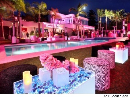 TheTweevils's tweet photo. Having a very IMPORTANT meeting bout YourThing at @Burdine_Maxwell 's house ! http://t.co/Zm9MZpt7