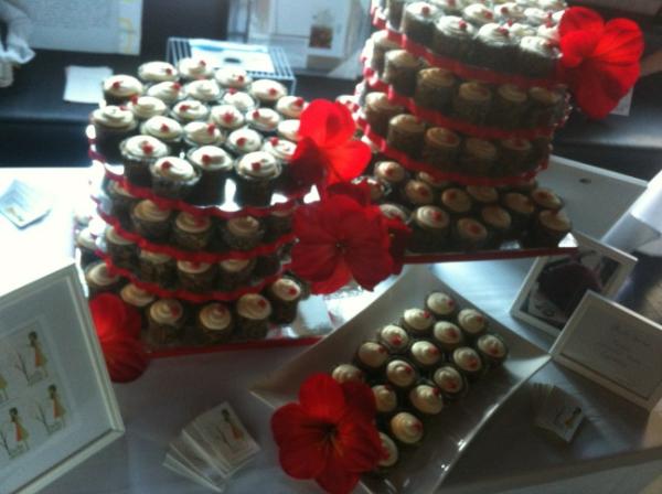 BellaSavour's tweet photo. Contra Tiempo Gala display! Coconut Rum vegan cupcakes by #bellasavour http://t.co/kR06GpUW