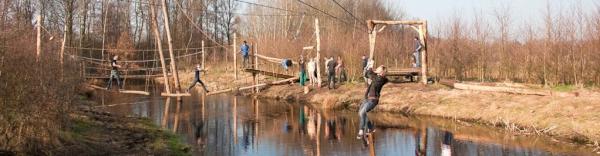 DeTwirre's tweet photo. De low rope met touwbruggen en #tokkelbaan is geplaatst in het Pettebosk. Wel spannend, zo balanceren boven het water! http://t.co/i3qNCZ9x