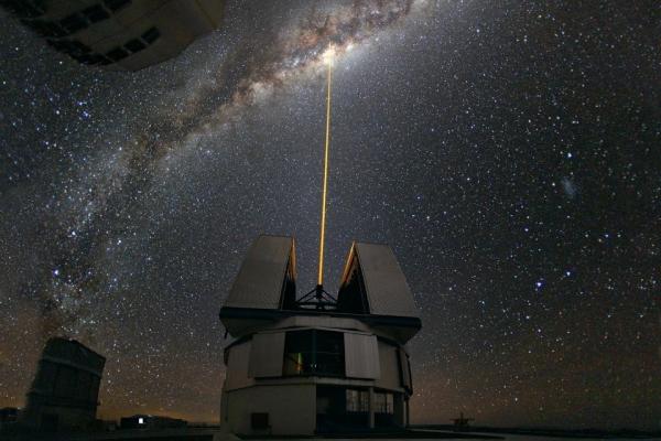 AdamBishop's tweet photo. Scientist using a laser guide facility to observe the center of the milky way.  n unedited raw photo of the sky http://t.co/F9MuHe2p