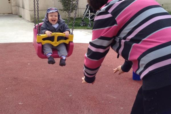 feymanege's tweet photo. Cihangir Parkı'ndayız. Tuhaf şeylere biniyorum. Bi' yere gittiği yok, gidip geri geliyo hemen.  Hep böyle. http://t.co/7qPksDjc