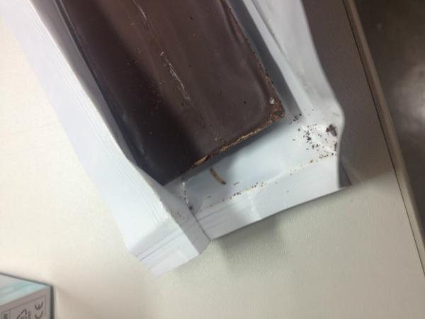 Para quem não viu ontem, segue o famoso chocolate @lacta com bichinho. #lacta #epicfail