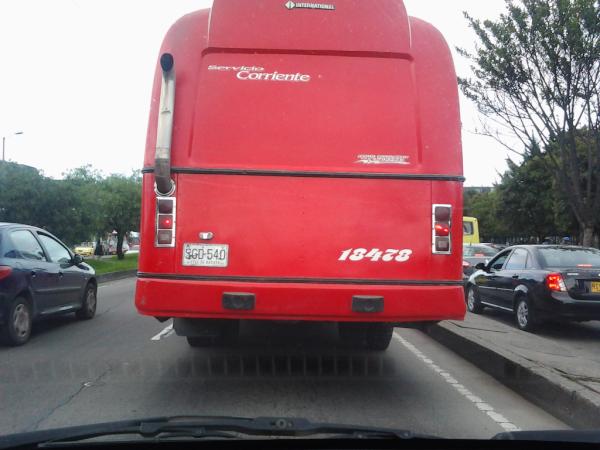 DIAGAMOYO's tweet photo. @SectorMovilidad @transitopolicia que hace este bus en carril rapido de la 68 cerrando a todo mundo, pilas"serian utile http://t.co/0Ukw7egY