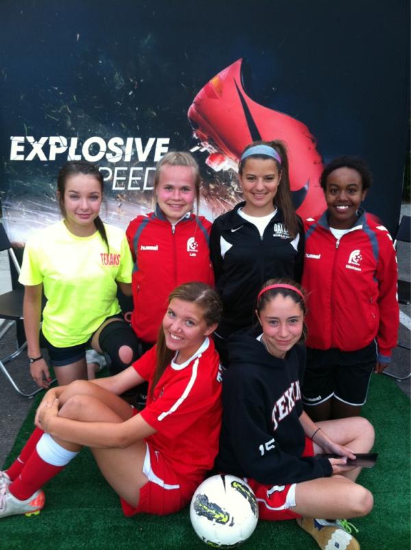 AllisonBrill's tweet image. Dallas Texans making friends with players from Denmark through @nikesoccer #Explosivespeed #dallascup