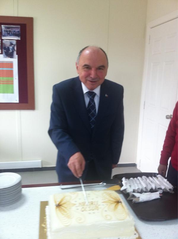 kemalakr_'s tweet photo. İrfan kücükayın pabrikasının ruhsatını verdik pastasını kesti hayırlı olsun http://t.co/4sNFhLSy