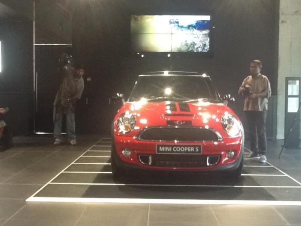 TopGearMagIndia's tweet photo. The Mini Hatch, Mini Convertable and Mini Countryman is now available as a CBU. http://t.co/EwC0dPIk