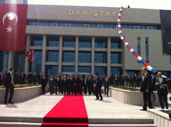 tcbestepe's tweet photo. Cumhurbaşkanı Gül, TBMM Başkanı, Başbakan ve bakanlar ile birlikte Danıştay'ın yeni hizmet binasının açılışını yaptı. http://t.co/hNqXesfE