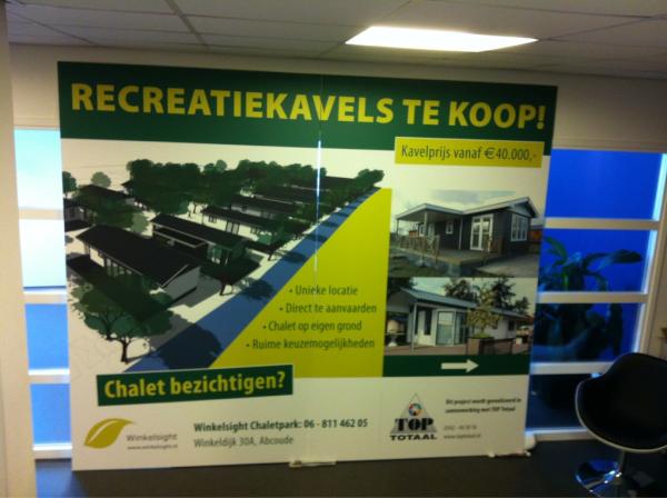 De borden staan klaar voor een chaletpark in Abcoude in opdracht van TOP Totaal