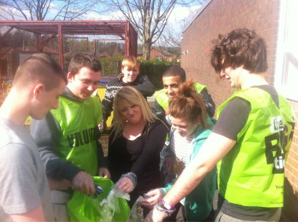 Catch22NCS's tweet image. @NCSCBAP litter picking on their #Springin2Action mission for @KeepBritainTidy - thanks guys!