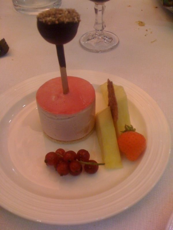 lifeofsal's tweet photo. Heerlijk dessert @Dara http://t.co/ss2xrJV0