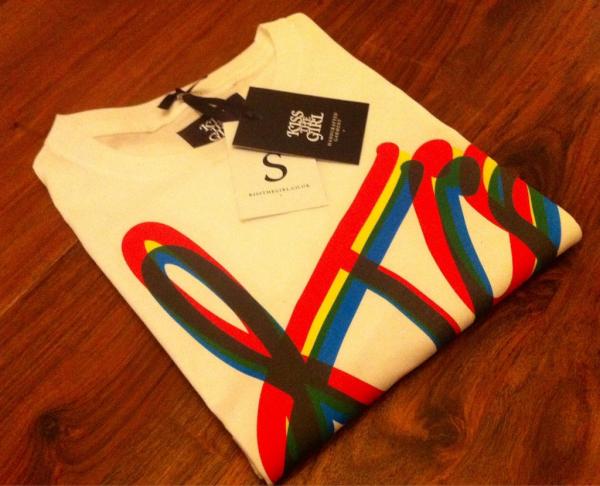 BenZamorski's tweet photo. @TweetTheGirl Tee. Rocknrolla. #KissTheGirl http://t.co/SlyXLAac
