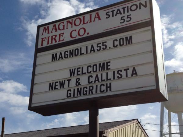 annafifield's tweet photo. Surprising number of people gathering to see #gingrich in Magnolia, DE #newt2012 http://t.co/73c8Guu7