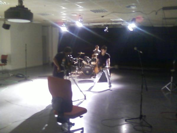 mikelxsoul's tweet photo. foto inedita de @secret_call grabando el primer videoclip ^^ @AlvaroPsique. @RodrySecretcall. @Manusecret. http://t.co/Rw6nQ1az