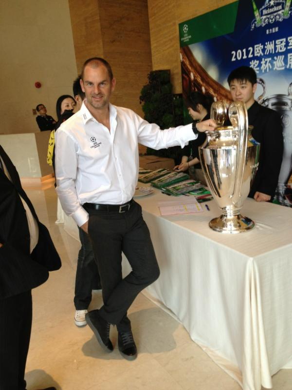 GullitR's tweet photo. With legend #rdeboer in shanghai http://t.co/8n3k9VHP
