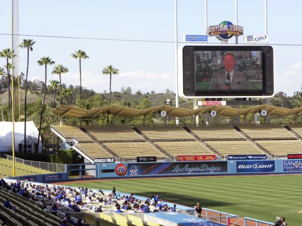 Dodgers's tweet photo. Thank you to all the Dodger fans that came to our #OpeningDay Viewing Party. @Dodgers fans are the best in baseball! http://t.co/wDo1K2iq