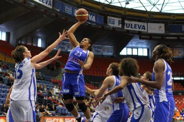 Basketformacion's tweet photo. 3. Tiro sobre un pie equilibrando en el aire. Ejemplo 10. @MooreMaya @CiudadRCasares http://t.co/KX5n0OFV