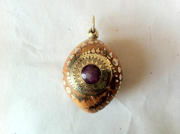 RabbitGallery's tweet photo. A Magic Locket 
By Kevin Box http://t.co/yuNoEUBn