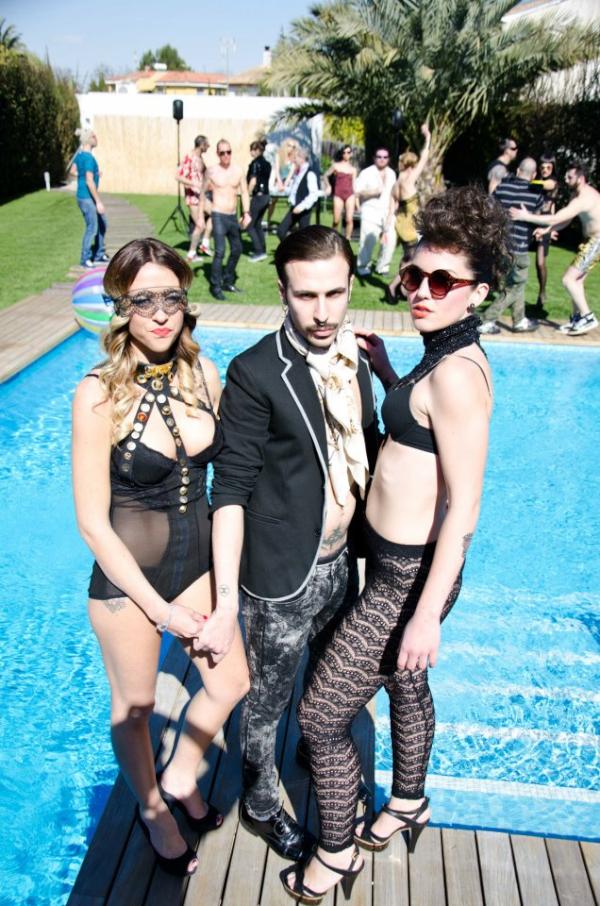 Wet__Dreams's tweet photo. Nuestros maquilladores y peluqueros acabaron uniendose al after más festero de todo el cine porno #afterpartybitches http://t.co/o5wxPyLg