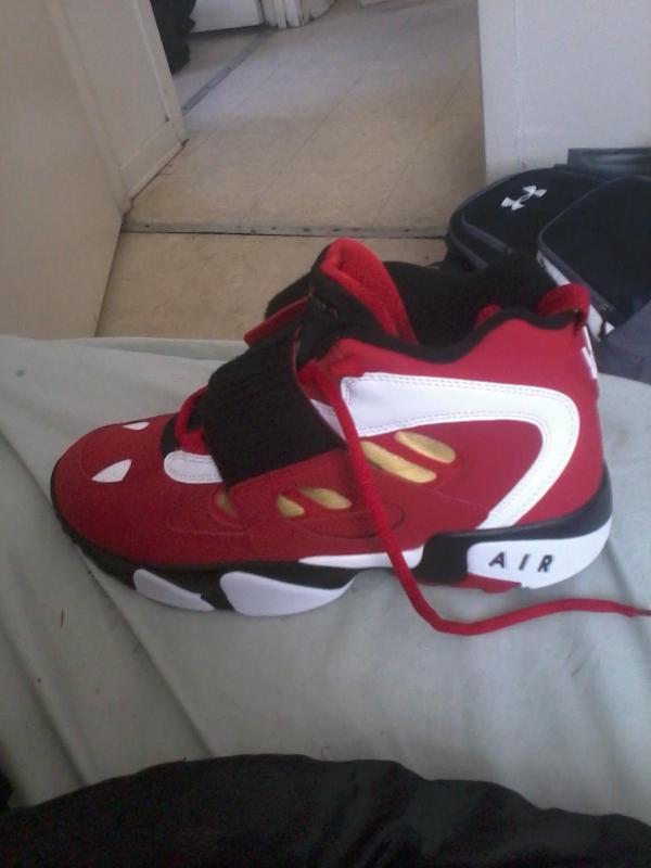 ___BiggManDINGO's tweet photo. Got Them Red Things #Knoshit http://t.co/3dotvuYU