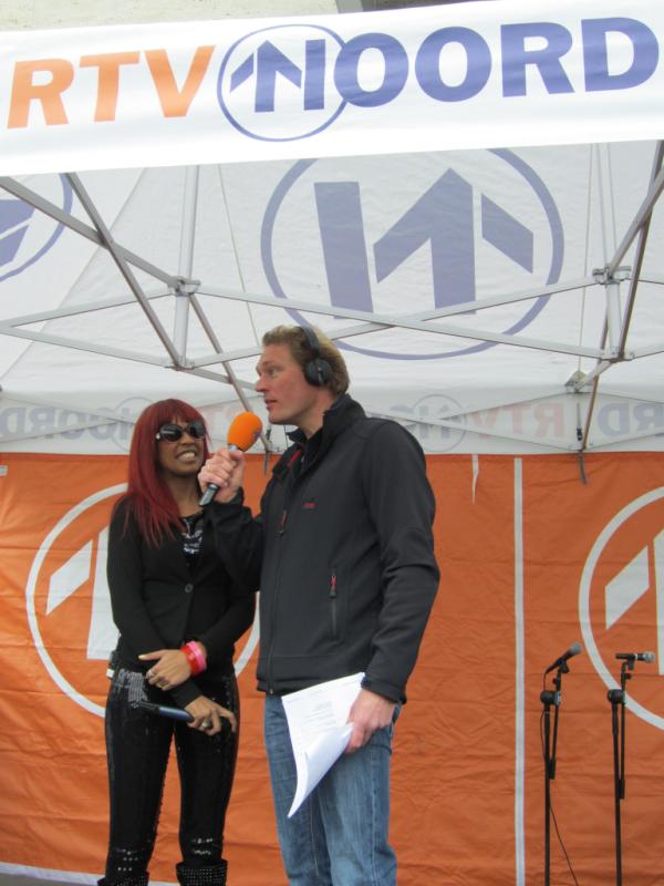bloemetjesmarkt's tweet photo. Een spetterend optreden van Raffaëlla even rond 15.00 uur bij de Grote Markt http://t.co/Gx3dYjMM