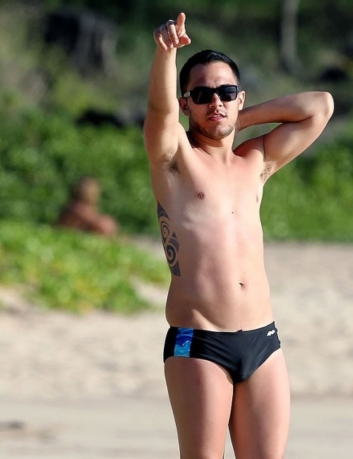 Big time rush star Carlos Pena Jr bulging at the beach// RT// #BulgeDaily.