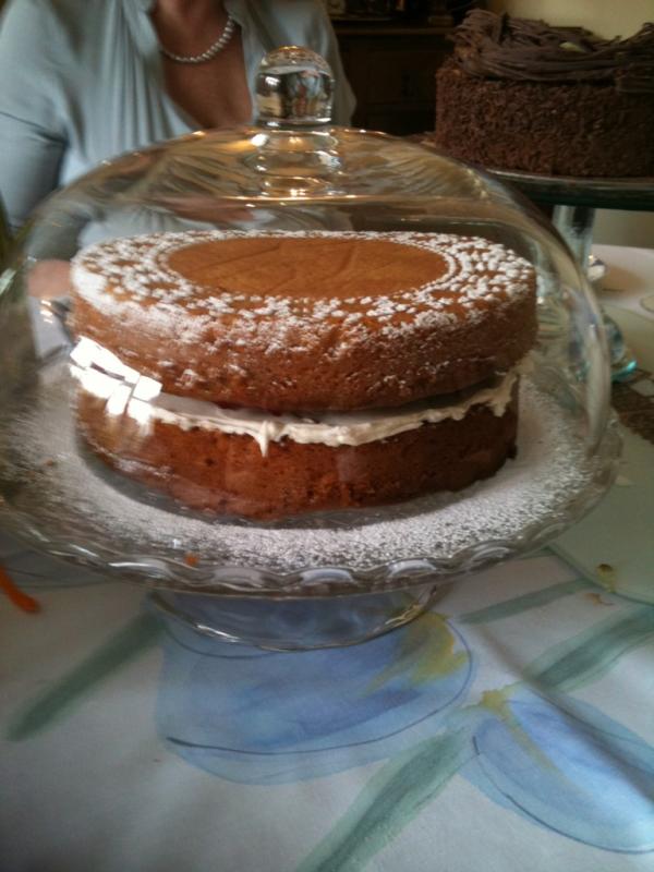 evbarratt's tweet photo. Amazing birthday cake - at a Easter birthday lunch http://t.co/B2tddcHa
