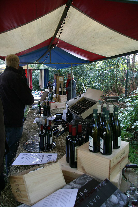 Op 29-04 asperge markt bij de Kastanjehof. Leon Gommers neemt een Duitse wijnboer mee voor een proeverij met asperges