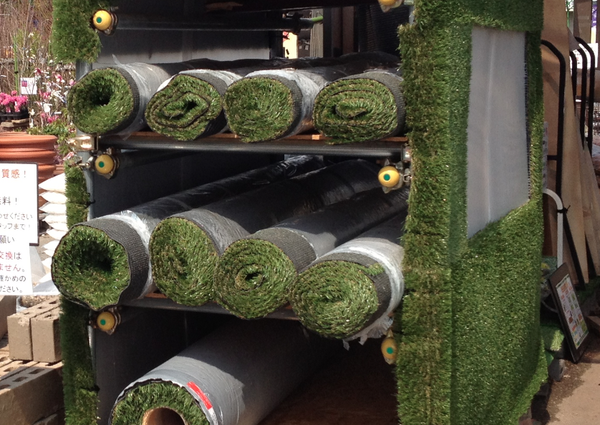 園芸店舗でも人工芝が販売されています。１時間ほどで３名の方が購入してました。