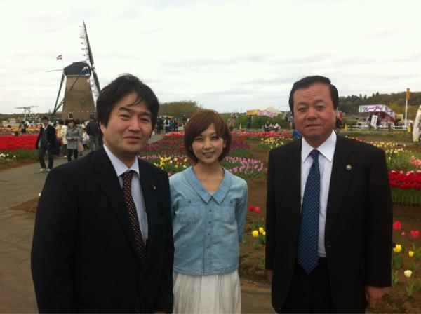 奥野総一郎 衆議院議員 千葉9区 写真は歌手のゆうなみさんと佐倉市長 明日佐倉チューリップ祭でゆうなみさんのライブがあります 是非御来場を 城級グルメコンテストも参加しました 地域起こし大成功です Http T Co Qfiooihe 奥野総一郎 衆議院議員 千葉9区 写真は歌手のゆうなみさんと佐倉市長 明日佐倉チューリップ祭でゆうなみさんのライブがあります 是非御来場を 城級グルメコンテストも参加しました 地域起こし大成功です Http T Co Qfiooihe
