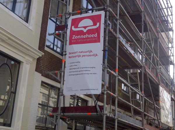 Het schilderwerk vordert gestaag, om de zichtbaarheid te verbeteren is vandaag het steigerdoek opgehangen#deZonnehoed